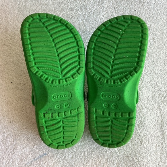 CROCS Kids Vibrant Green Slippers - Picture 7 of 10